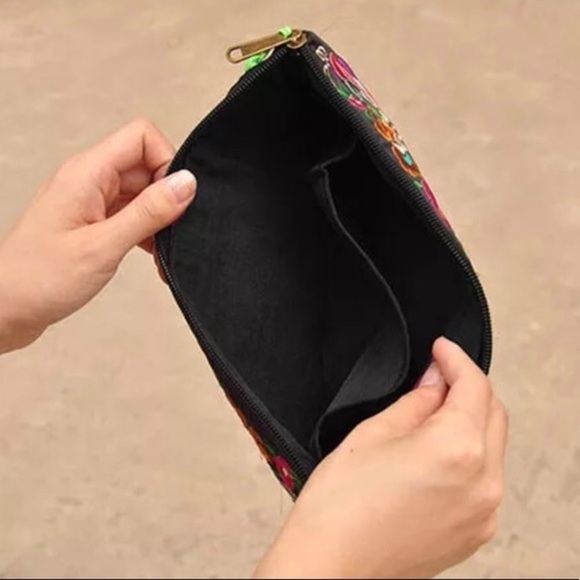 EMBROIDERED CLUTCH‎ WRISTLET BAG - Picture 8 of 8